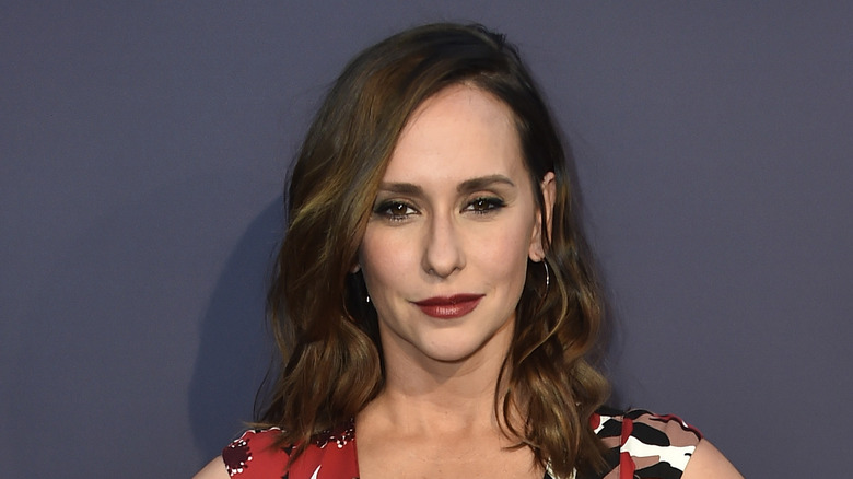 Jennifer Love Hewitt posant lors d'un événement