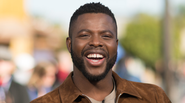 Winston Duke rit, veste marron