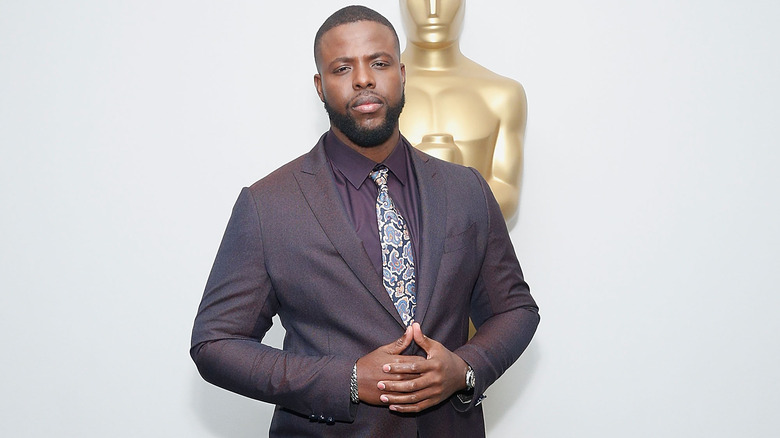 Winston Duke mains sur le ventre