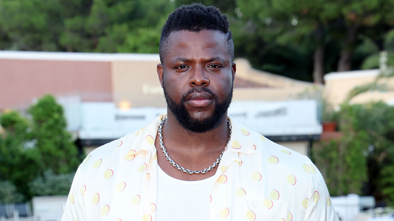 Winston Duke posant à l'extérieur