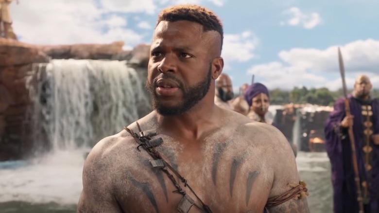 Torse nu Winston Duke comme M'Baku