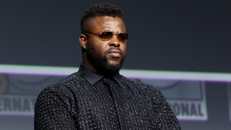 Winston Duke sérieux dans les tons