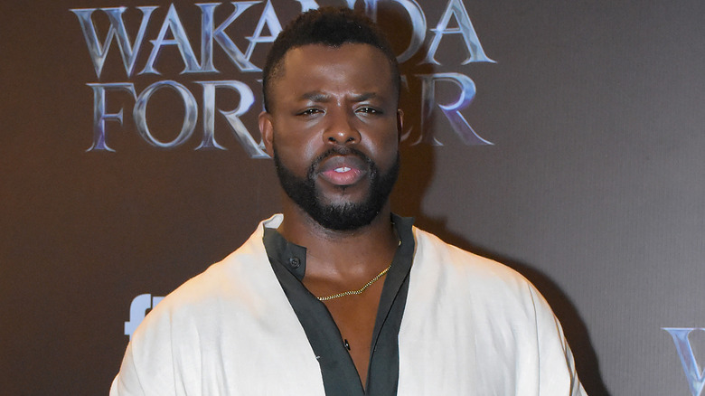 Winston Duke posant, chemise monochrome