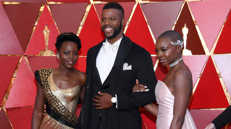 Winston Duke avec Lupita Nyong'o, Danai Gurira