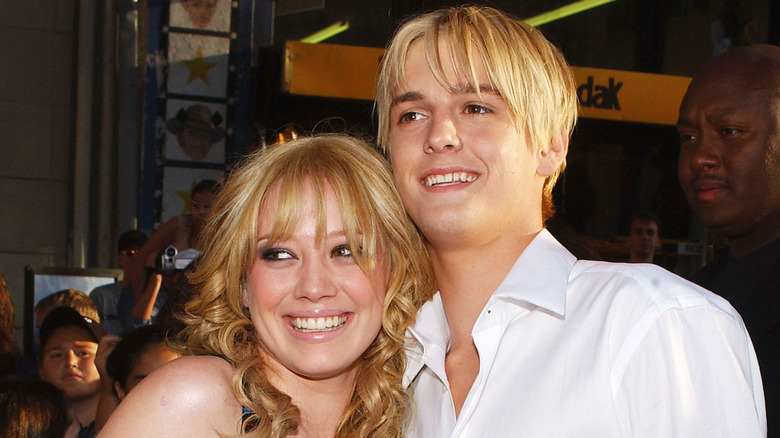 Hilary Duff et Aaron Carter sourient