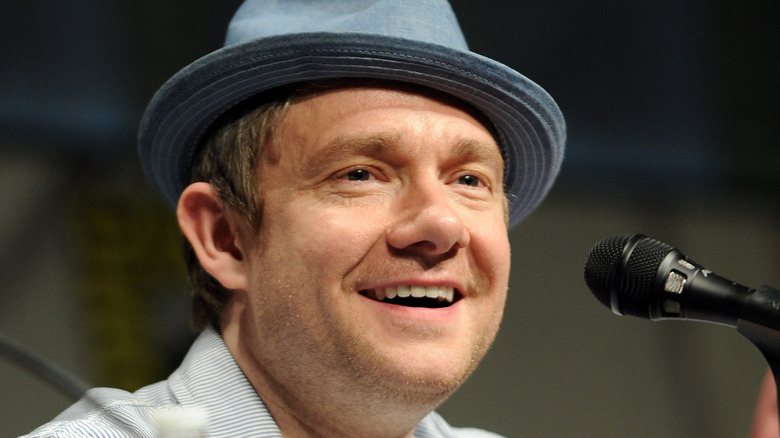 Martin Freeman souriant en trilby