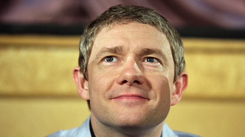 Martin Freeman souriant, levant les yeux