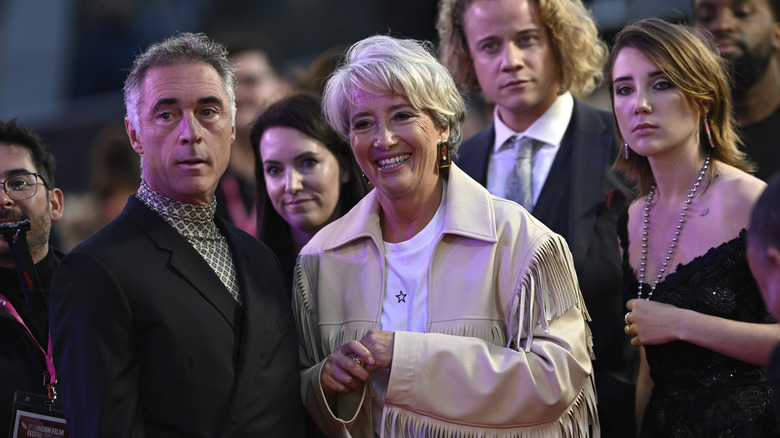 Greg Wise et Emma Thompson regardent quelque chose