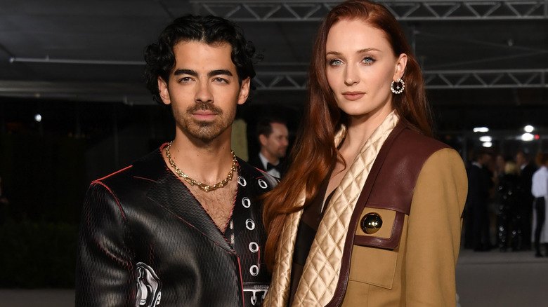 Joe Jonas et Sophie Turner posant ensemble