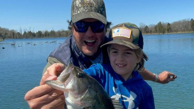 Luke Bryan pêche avec les enfants de Dierks Bentley