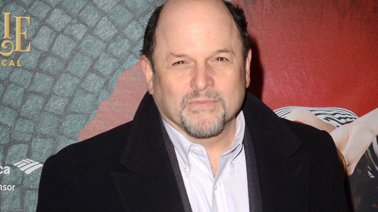 Jason Alexander souriant avec barbiche