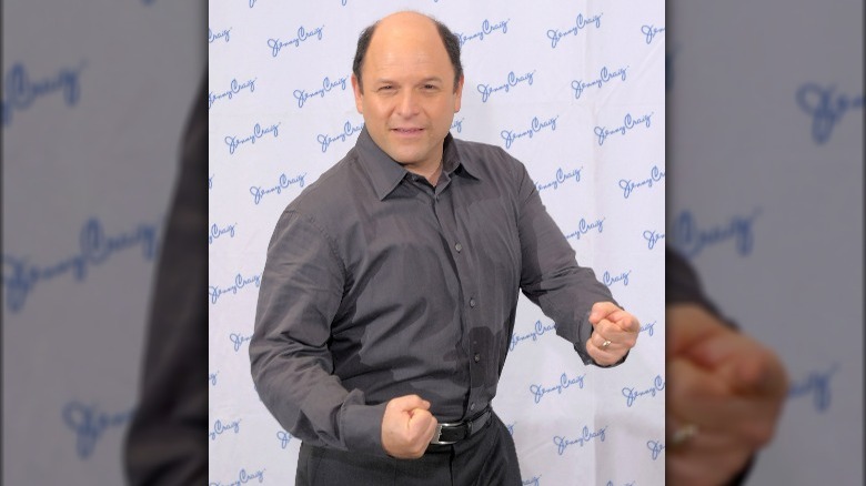 Jason Alexander fait une pose difficile