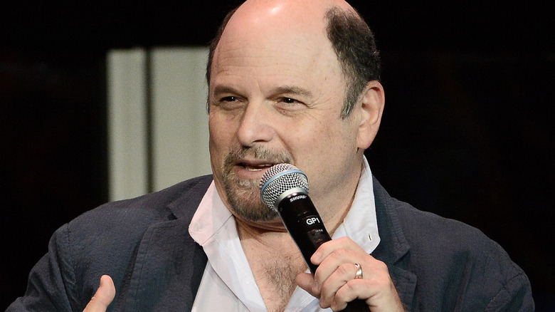 Jason Alexander s'exprimant lors de l'événement 