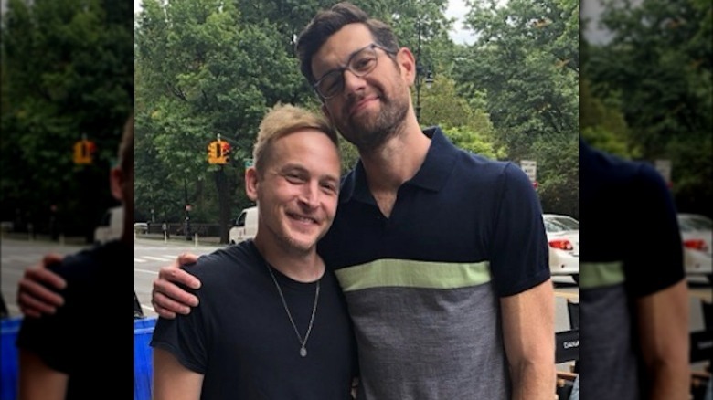 Robin Lord Taylor avec Billy Eichner