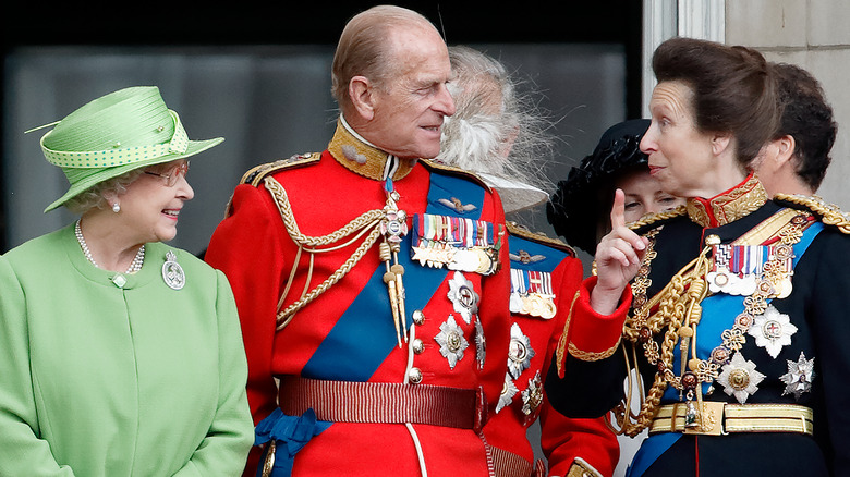 La reine Elizabeth, le prince Phillip et la princesse Anne discutent