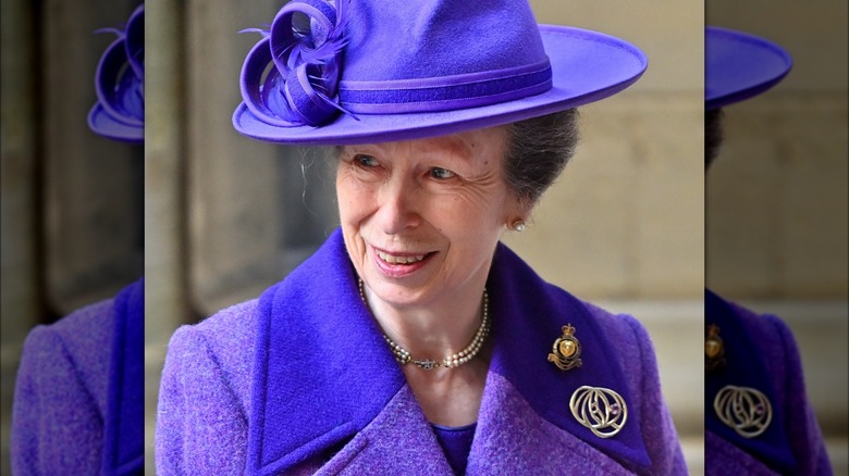 Princesse Anne dans un chapeau violet 