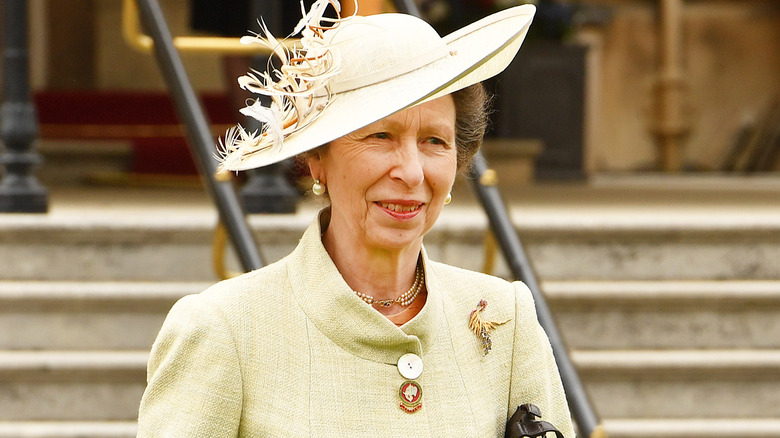 La princesse Anne avec un chapeau blanc