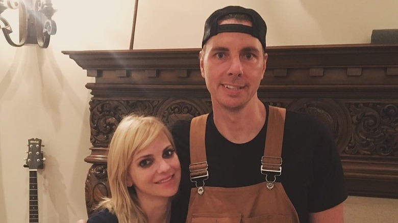 Dax Shepard avec son bras autour d'Anna Faris