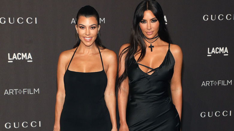 Kourtney Kardashian et Kim Kardashian à l'événement