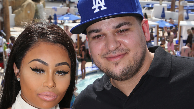 Black Chyna et Rob Kardashian posant dans un parc aquatique