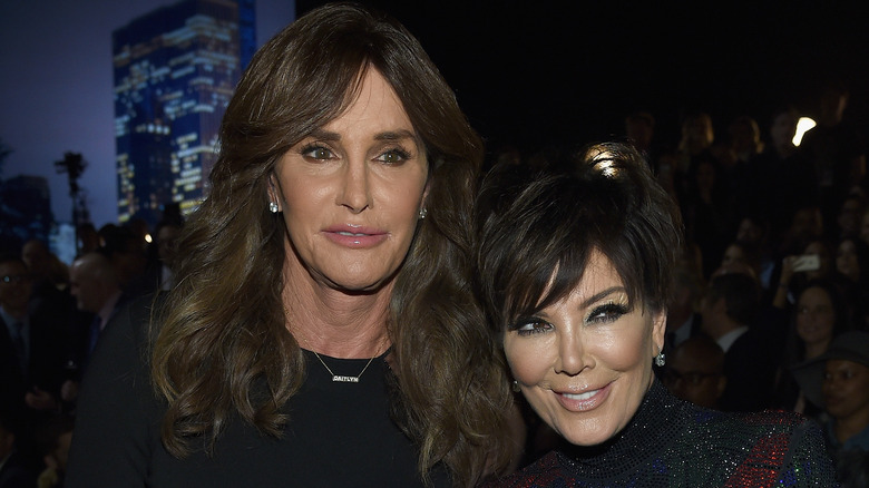 Caitlyn Jenner posant avec Kris Jenner