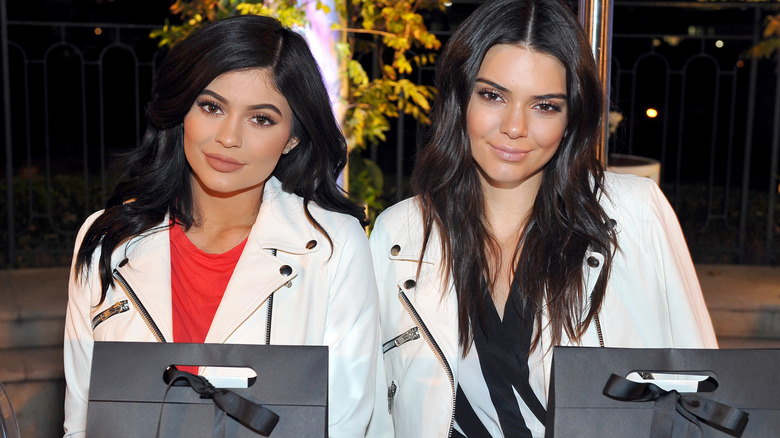 Kylie Jenner et Kendall Jenner posant pour une photo portant des vestes blanches assorties