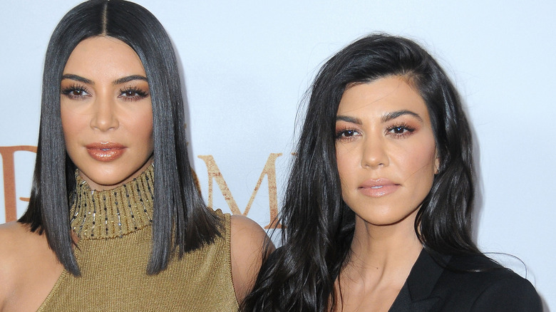 Kim Kardashian et Kourtney Kardashian posent