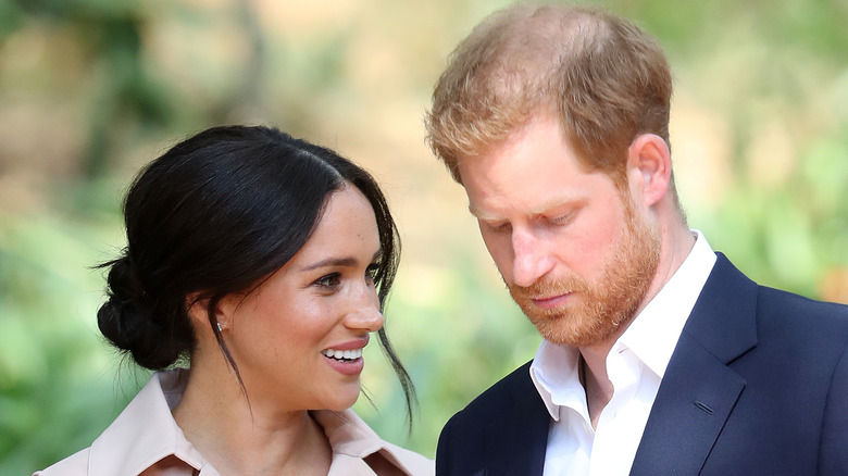 Meghan Markle regarde le prince Harry