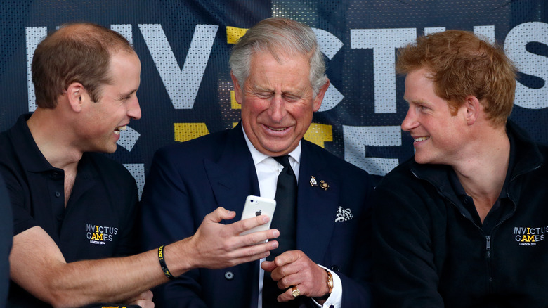 Le roi Charles III riant avec les princes William et Harry