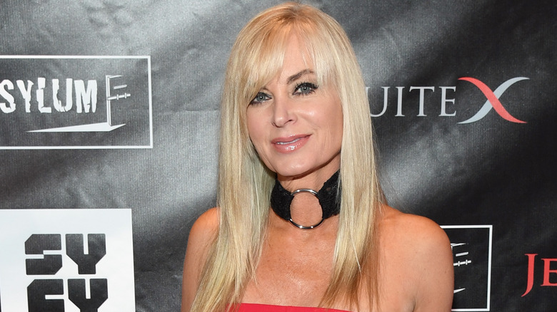 Eileen Davidson posant 