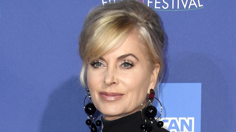 Eileen Davidson posant