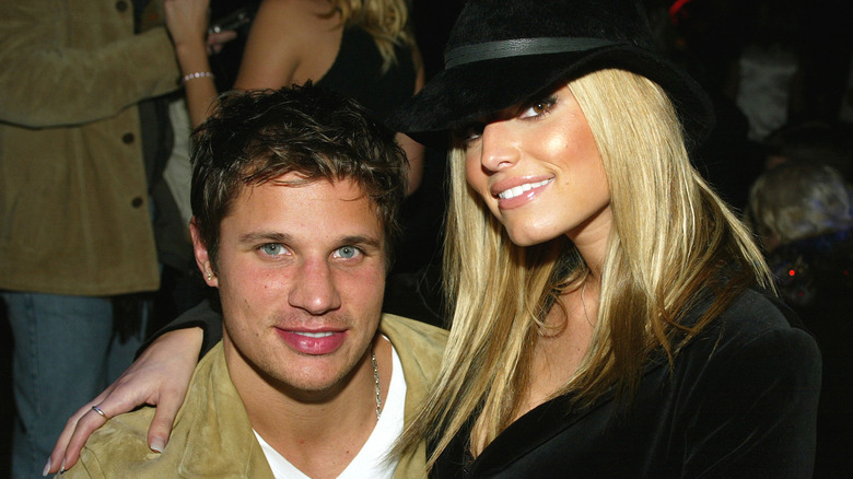 Jessica Simpson bras autour de Nick Lachey