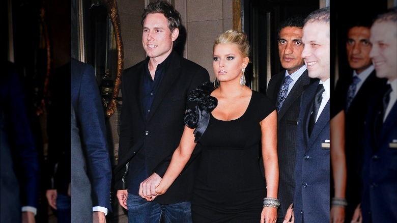 Jessica Simpson tient la main d'Eric Johnson