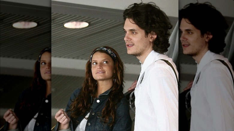 Jessica Simpson regarde John Mayer