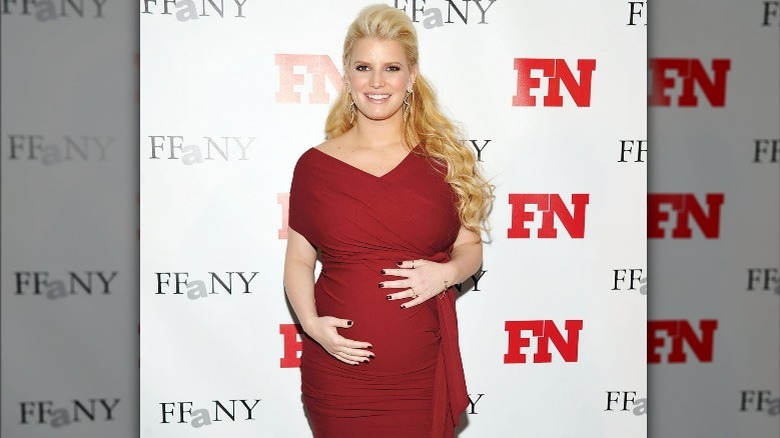 Jessica Simpson berce son baby bump