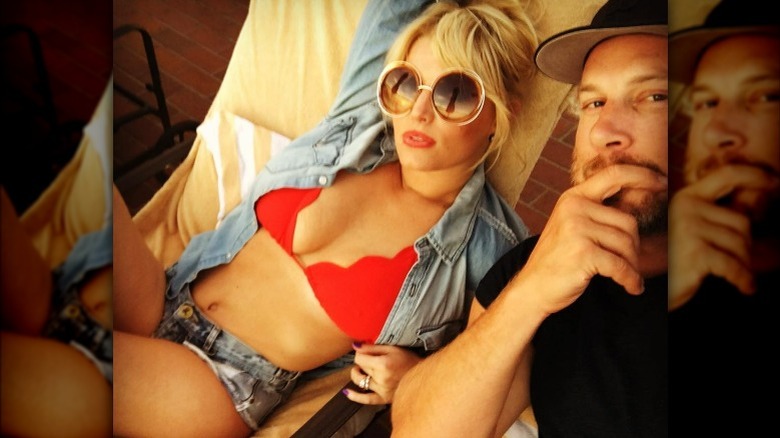 Jessica Simpson en bikini avec son mari