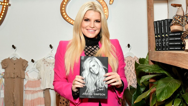 Jessica Simpson tenant un livre ouvert