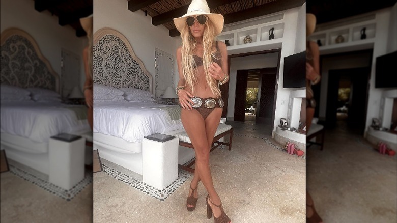 Jessica Simpson pose en bikini