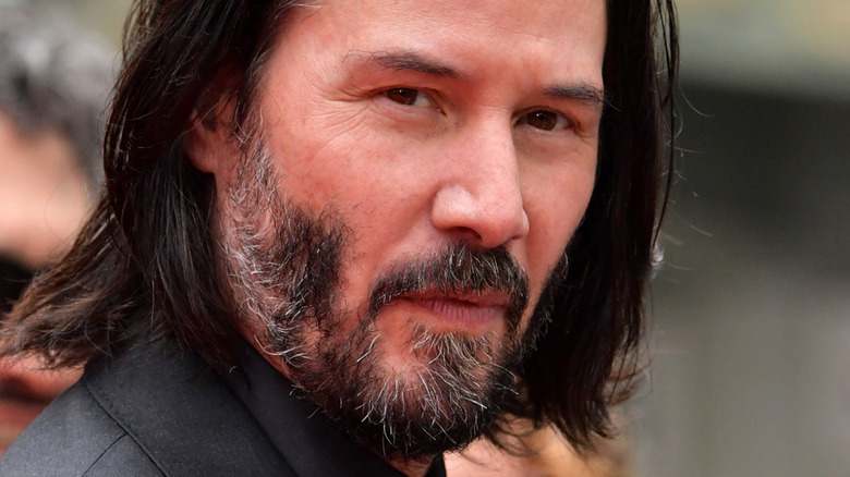 Keanu Reeves posant