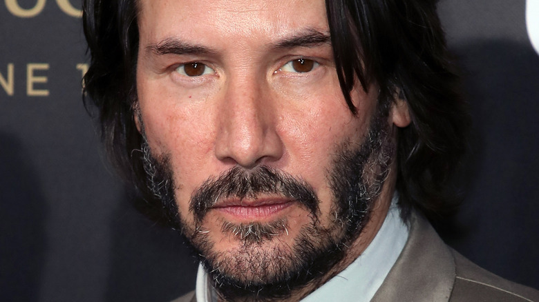 Keanu Reeves posant