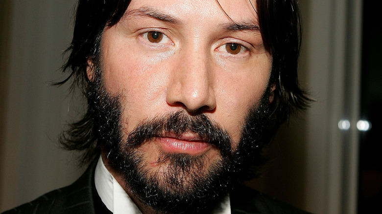 Keanu Reeves posant