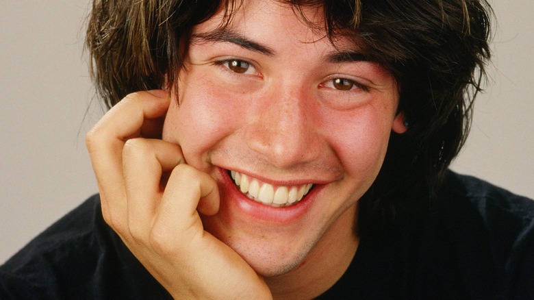 Keanu Reeves pose pour un portrait en souriant