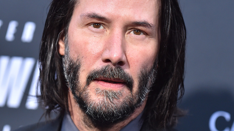 Keanu Reeves posant