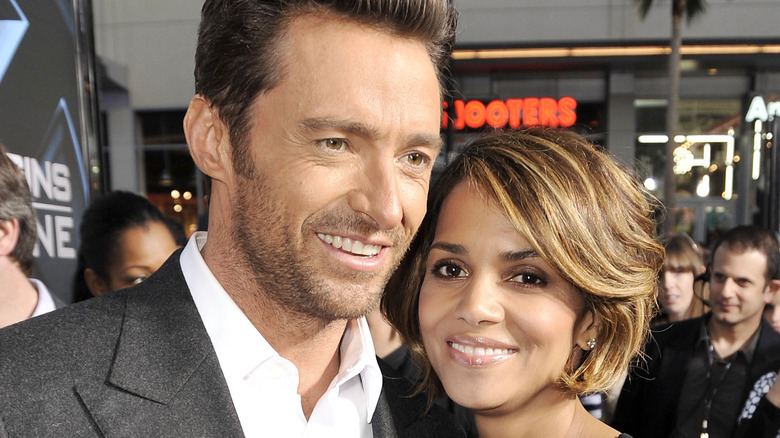 Hugh Jackman et Halle Berry souriants