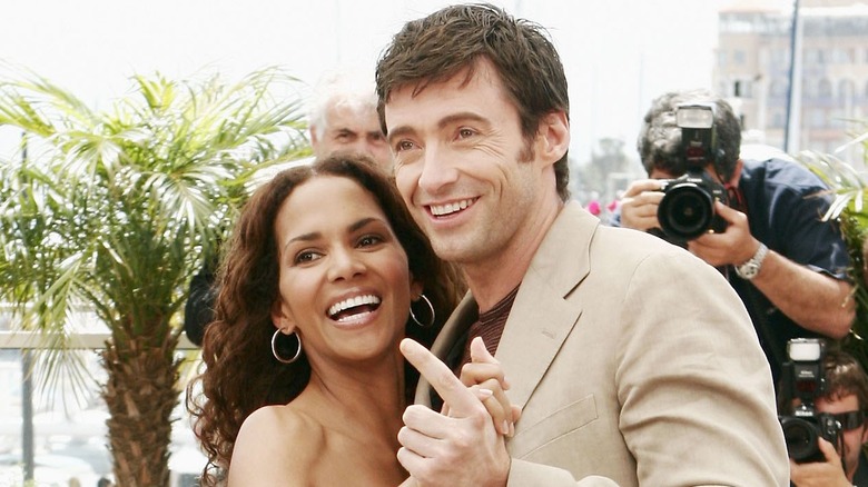 Halle Berry et Hugh Jackman sourient et dansent