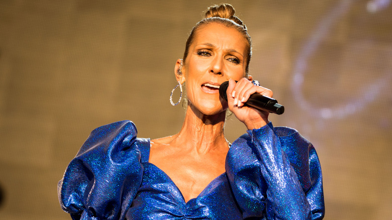 Céline Dion chante en robe bleue