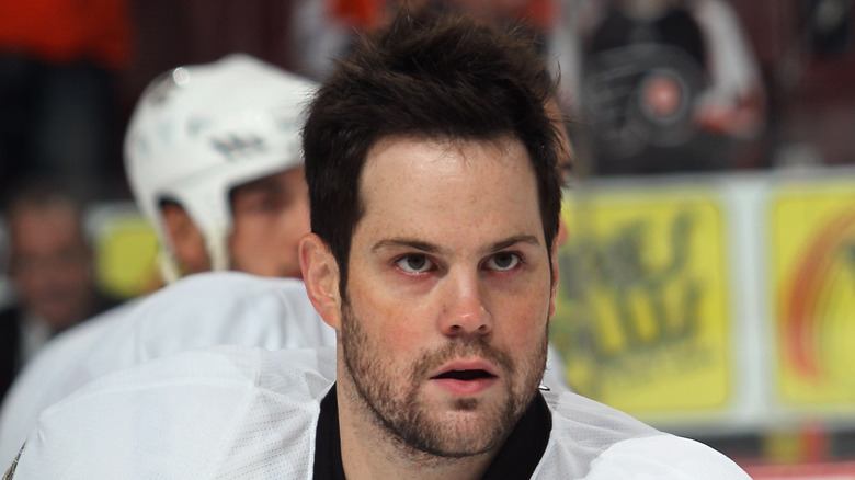 Mike Comrie joue au hockey