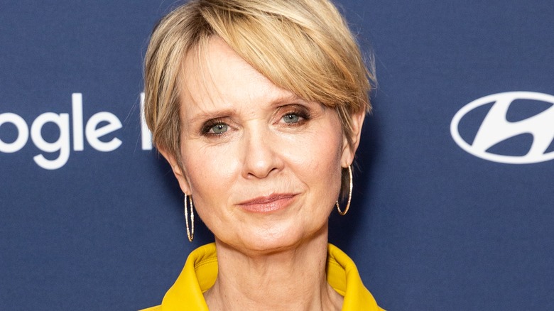 Cynthia Nixon souriant avec des cerceaux