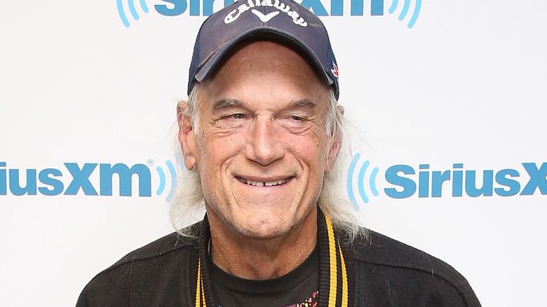 Jesse Ventura avec chapeau, souriant