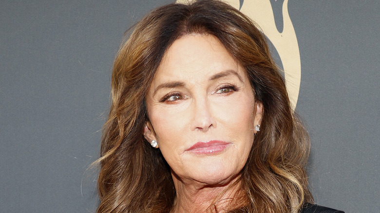 Caitlyn Jenner regarde à droite